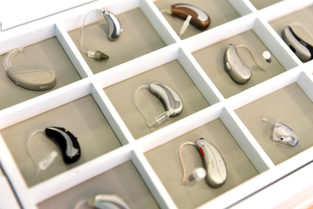 Audífonos recargables vs. audífonos con pilas: ¿Cuál es la mejor opción para ti?