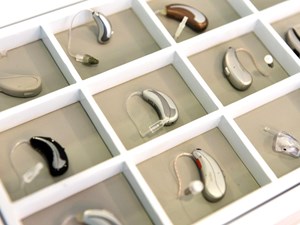 Audífonos recargables vs. audífonos con pilas: ¿Cuál es la mejor opción para ti?