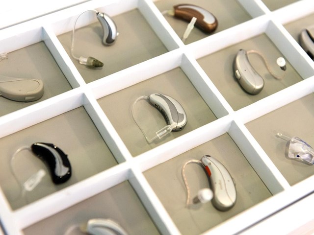 Audífonos recargables vs. audífonos con pilas: ¿Cuál es la mejor opción para ti?